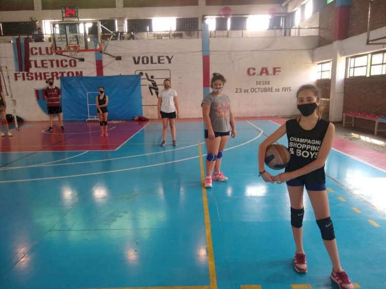 Vóley entrena en el Estadio Ángel Fenner