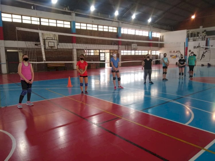 Vóley entrena en el Estadio Ángel Fenner