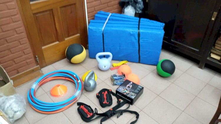 CAF recibió un aporte económico y compró materiales deportivos