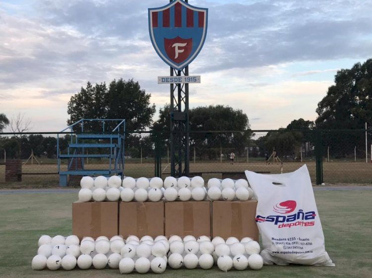 CAF recibió un aporte económico y compró materiales deportivos